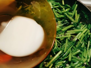 13、蒜蓉空心菜,倒入水淀粉 增稠