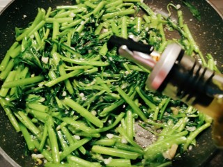 14、蒜蓉空心菜,倒入芝麻油增香