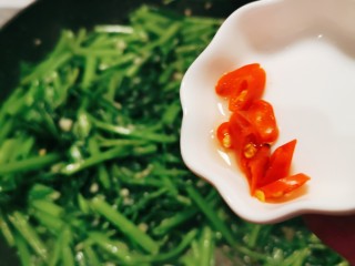 15、蒜蓉空心菜,放入红尖椒圈 关火