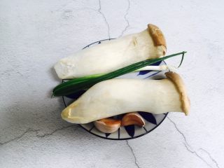 1、蚝汁杏鲍菇,准备好食材