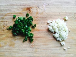 4、蚝汁杏鲍菇,香葱洗净留葱叶切圈，大蒜去皮洗净切碎