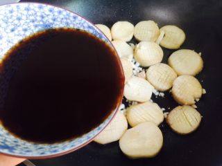10、蚝汁杏鲍菇,再倒入酱汁