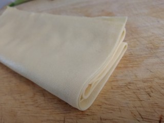 1、水煮千张,千张清水洗干净。北方地区多称为干豆腐。