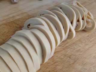 2、水煮千张,卷起切条。可凉拌、可清炒、可煮食，蛋白质含量丰富，易消化吸收。