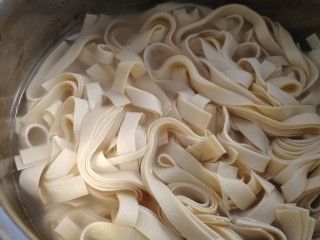 3、水煮千张,放入开水里烫2分钟，捞出控水。