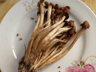 4、水煮千张,鲜茶树菇，菌盖细嫩，柄脆，味道鲜美。