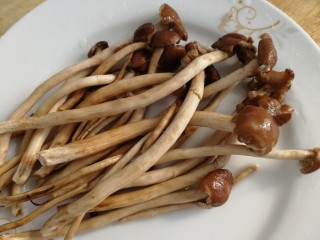 5、水煮千张,剪去根部，清水洗净，含丰富的B族维生素，蛋白质含量也很高，清热，平肝，明目，健脾。