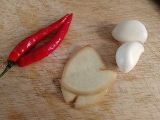 6、水煮千张,准备小米辣，姜片，蒜瓣。