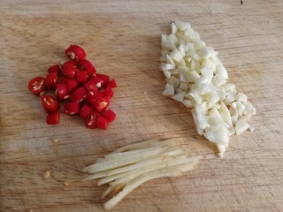 7、水煮千张,小米辣切⭕圈，蒜切末，姜切丝。