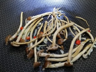 9、水煮千张,放入茶树菇，文火翻炒均匀。