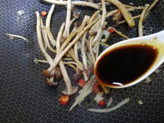 10、水煮千张,加生抽文火翻炒均匀。