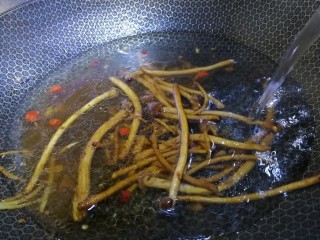 11、水煮千张,加适量开水。