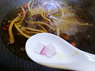 12、水煮千张,文火烧开加冰糖提鲜。