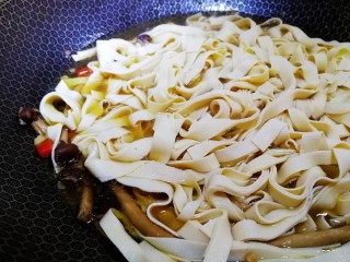 13、水煮千张,放入千张条，文火煮3分钟。