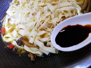 14、水煮千张,加少许老抽。