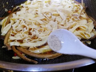 15、水煮千张,加盐和白胡椒粉，入味增香。
