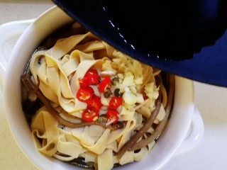 16、水煮千张,盛出，放上另一半小米辣和蒜末，几粒麻椒，适量油烧滚淋在上面，香气扑鼻。