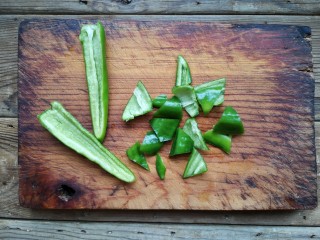 7、尖椒肥肠,尖椒洗净去籽去筋切滚刀片。