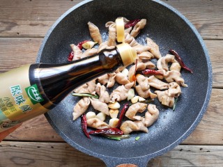 10、尖椒肥肠,加入太太乐原味鲜小炒鲜酱油(平时家里做小荤或是肉菜都喜欢用料酒和姜来去腥去异味,囡姐今天安利给大家的这款太太乐原味鲜小炒鲜酱油特别加入生姜浓缩汁,在给肉类去腥解膻的同时又能增鲜提味)。