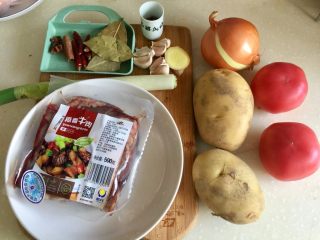 1、了不起的小番茄➕番茄土豆红烩牛肉,食材合照:原香牛肉一斤,中等个头土豆两颗,番茄两颗,小洋葱一个,大葱半根,姜一小块,蒜半头(阿晨喜欢吃蒜,加的比较多)香叶三片,八角两颗,桂皮一小节,干辣椒四颗,花椒适量