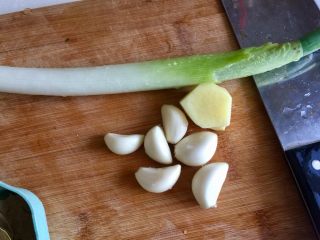 3、了不起的小番茄➕番茄土豆红烩牛肉,姜去皮,蒜剥皮,葱择好洗净