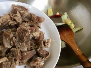 25、了不起的小番茄➕番茄土豆红烩牛肉,转中火加入牛肉翻炒半分钟