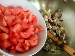 27、了不起的小番茄➕番茄土豆红烩牛肉,加入番茄块翻炒一分钟