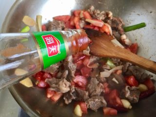 28、了不起的小番茄➕番茄土豆红烩牛肉,今天冰箱只有两个番茄了,大家最好放三颗番茄味道更好,阿晨又加了一大勺番茄酱,翻炒均匀