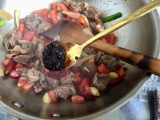 29、了不起的小番茄➕番茄土豆红烩牛肉,加入一勺老干妈,翻炒均匀,今天做的是有点微辣的,酸爽微辣超级下饭