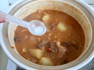 46、了不起的小番茄➕番茄土豆红烩牛肉,尝下咸淡,根据个人口味加入少许食盐调味,转大火收汁,因为土豆煮了半小时,已经够面了,汤中溶解淀粉,所以汤汁很容易收汁达到浓郁的口感