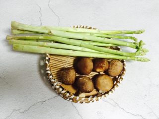 1、芦笋炒蘑菇,准备好食材：芦笋、香菇