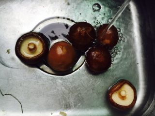 2、芦笋炒蘑菇,香菇清洗干净