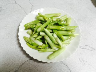 6、芦笋炒蘑菇,装盘备用