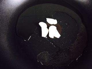 8、芦笋炒蘑菇,起油锅放入蒜片小火煸香