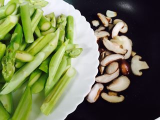11、芦笋炒蘑菇,倒入芦笋