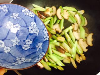 13、芦笋炒蘑菇,淋入少许热水翻炒至断生