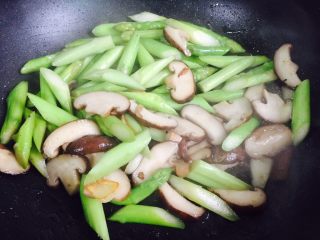 15、芦笋炒蘑菇,翻炒均匀即可食用