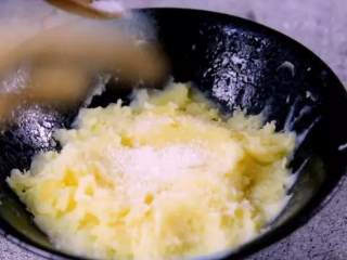 2、节日气氛浓厚的西兰花圣诞树,蒸好用勺子压成泥,撒入盐、黑胡椒,拌匀