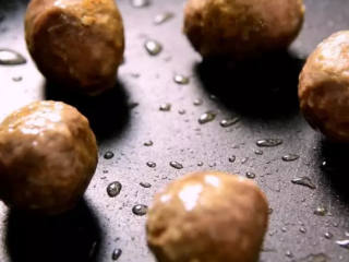 3、节日气氛浓厚的西兰花圣诞树,平底锅小火煎熟肉丸