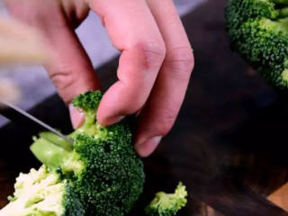 4、节日气氛浓厚的西兰花圣诞树,西兰花切小朵