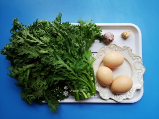 1、茼蒿炒鸡蛋,准备食材。