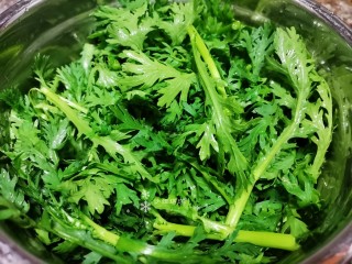 2、茼蒿炒鸡蛋,将茼蒿拆洗干净。