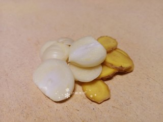 3、茼蒿炒鸡蛋,大蒜生姜切片备用。