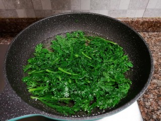 5、茼蒿炒鸡蛋,放入茼蒿焯水后捞出沥干水分备用。