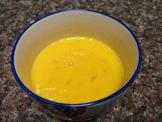 6、茼蒿炒鸡蛋,将鸡蛋打撒备用。