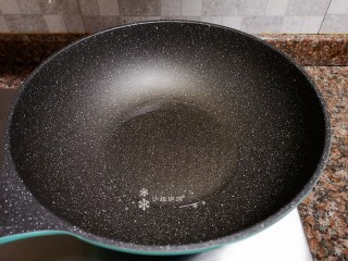 7、茼蒿炒鸡蛋,热锅倒油烧至八成热。