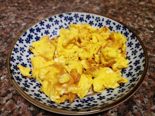 9、茼蒿炒鸡蛋,将炒好的鸡蛋铲出。