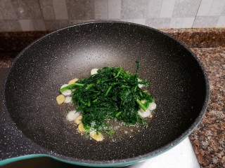 12、茼蒿炒鸡蛋,放入茼蒿翻炒均匀。