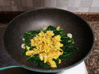 13、茼蒿炒鸡蛋,放入鸡蛋翻炒均匀。