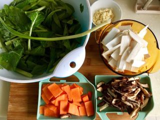 3、双菇烩,泡发好的香菇挤水切薄片，胡萝卜与杏鲍菇分别切大小相似方形或菱形薄片，胡萝卜片切最薄，双菇较之厚增加口感，蒜切蒜末，小葱切葱末